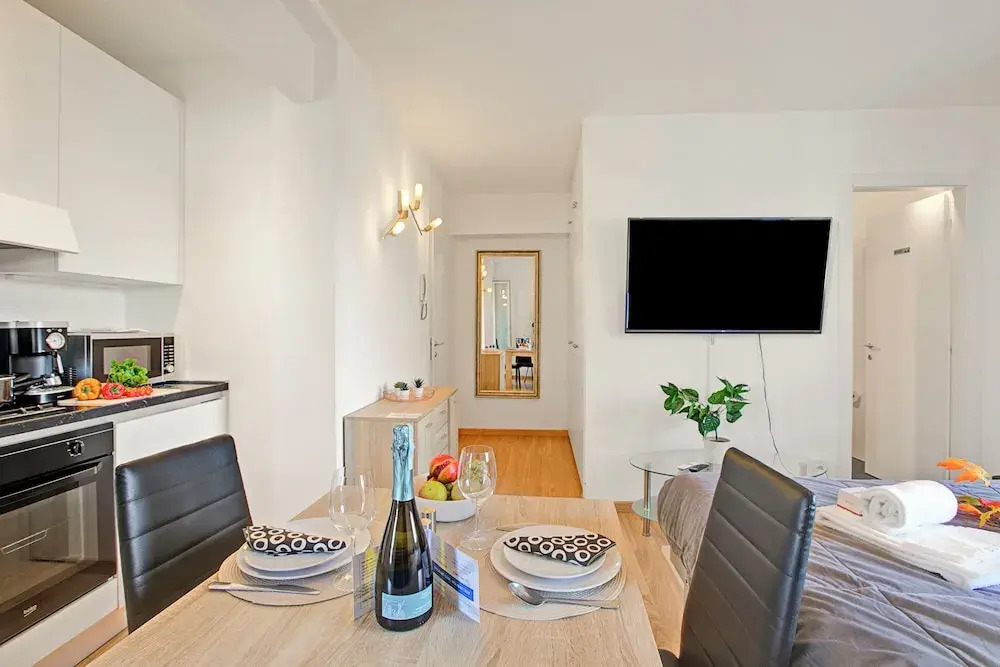 Santi Apartment Few Min From Lake