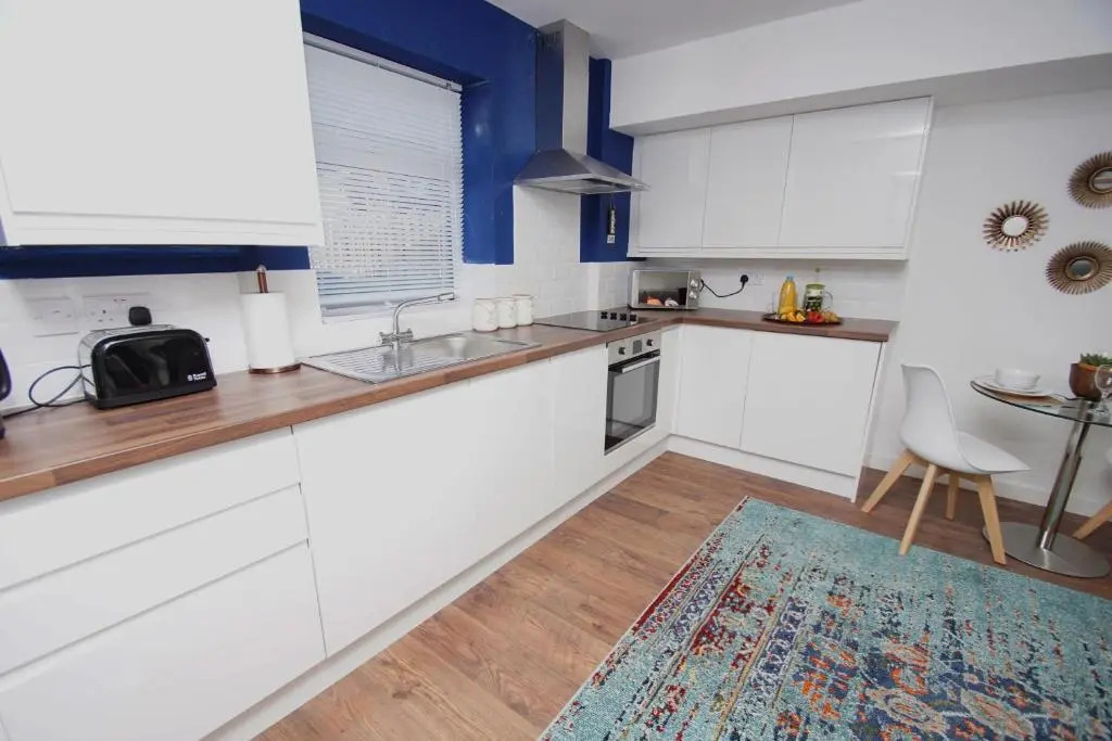 Air Host and Stay - Apartment 4 Broadhurst Court sleeps 4 minutes from town centre