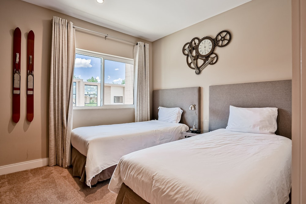 Modern Villa With Patio, Grill, Central AC, Wifi, Shared Pool, Tennis, & gym