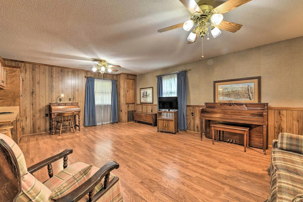 Cozy Charlotte Retreat w/ Yard ~ 5 Mi to Dtwn