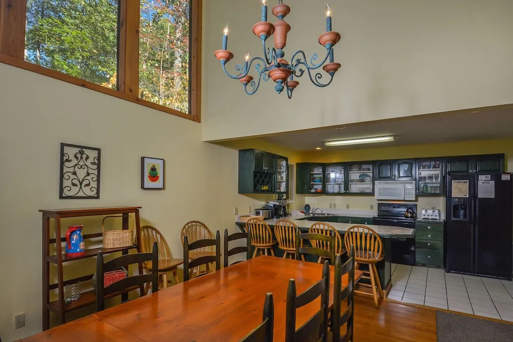 Lake Shore Retreat 5 Bedroom House