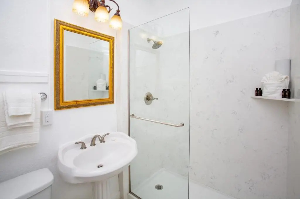MarQueen Hotel - NEWLY RENOVATED