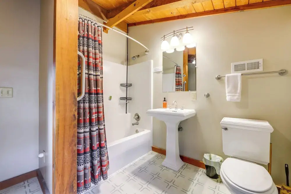 Family Log Cabin w/ Mtn Views, 2 Mi to Tube World!