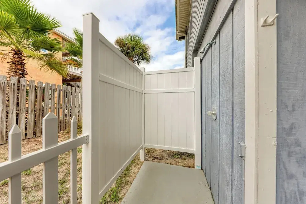 Dog-friendly Home With Beach Access & Deck - Snowbirds Welcome