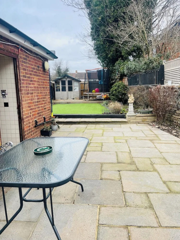 Immaculate 3-bed House in Waltham Cross