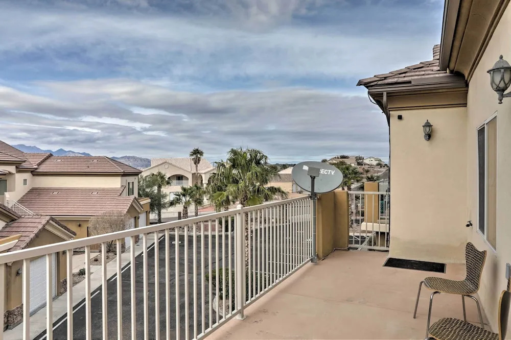 Desert Condo w/ Pool ~ 3 Miles to Colorado River!
