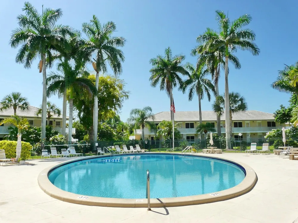 Idyllic Condo With Brief Walk to Beach and Restaurants