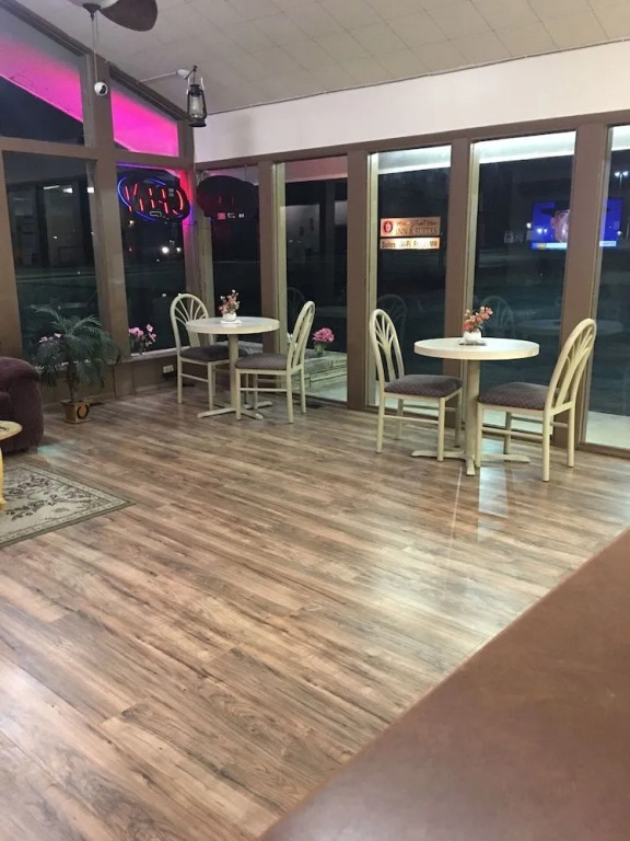 DJ Main Street View Inn & Suites