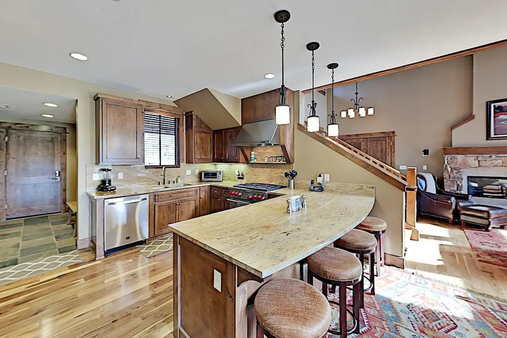 New Listing! All-suite Townhome W/ Deck & Hot Tub 3 Bedroom Townhouse