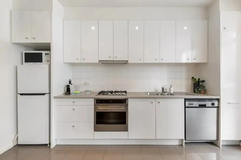 Melbourne CBD 2BR Apt With Pool & Gym Access