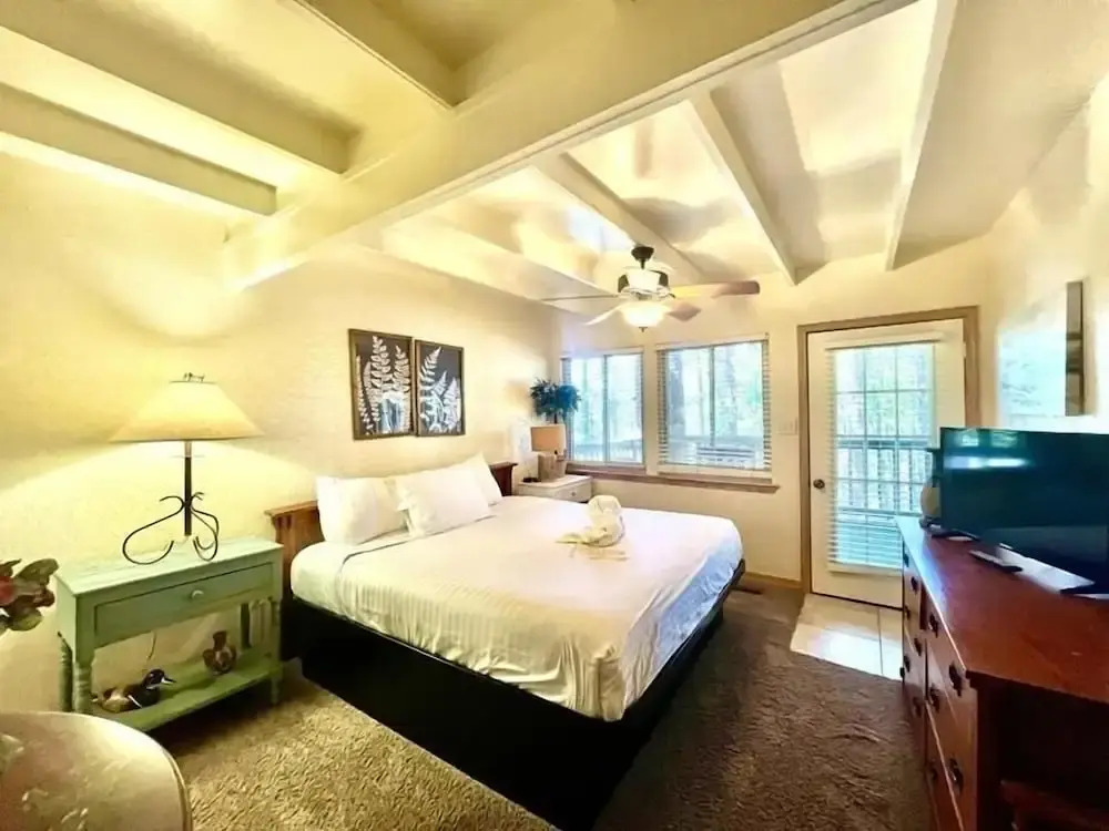 Mountain Harbor Lodge cottage on Lake Ouachita