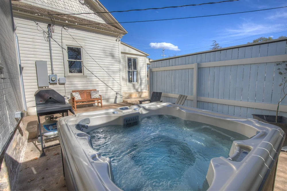 Gorgeous Home 1 Blk From Main w/ Hot Tub & Fire Pit!
