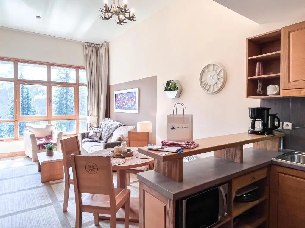 Bright, spacious South-facing 1-bedroom apartment
