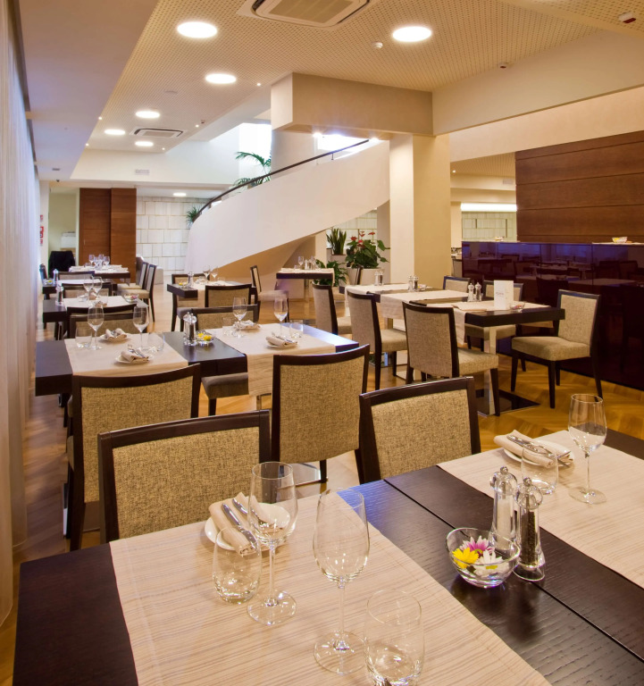 Breaking Business Hotel