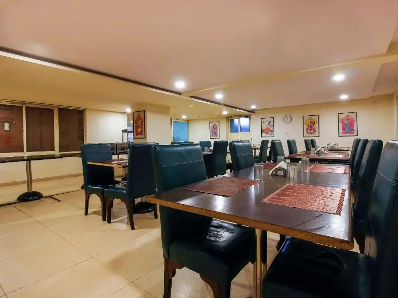Capital O 68918 Sravya Grand Residency