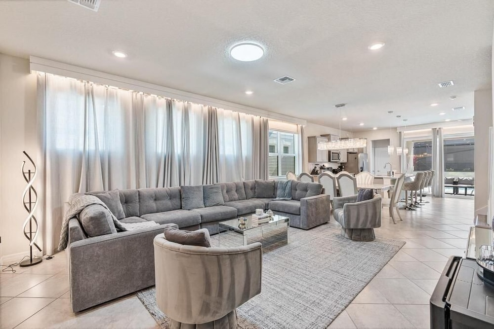 Luxury 5BR w/ Private Pool Windsor