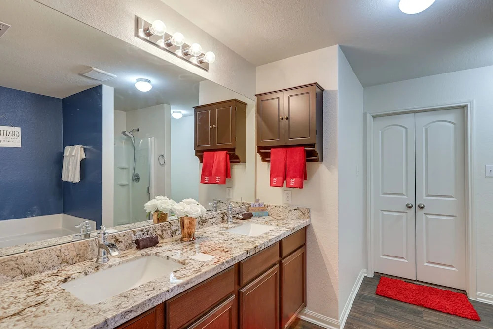 12 Mi to Beach: Texas Gulf Coast Home w/ Fire Pit