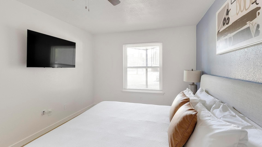 Landing Apartments Near CVC