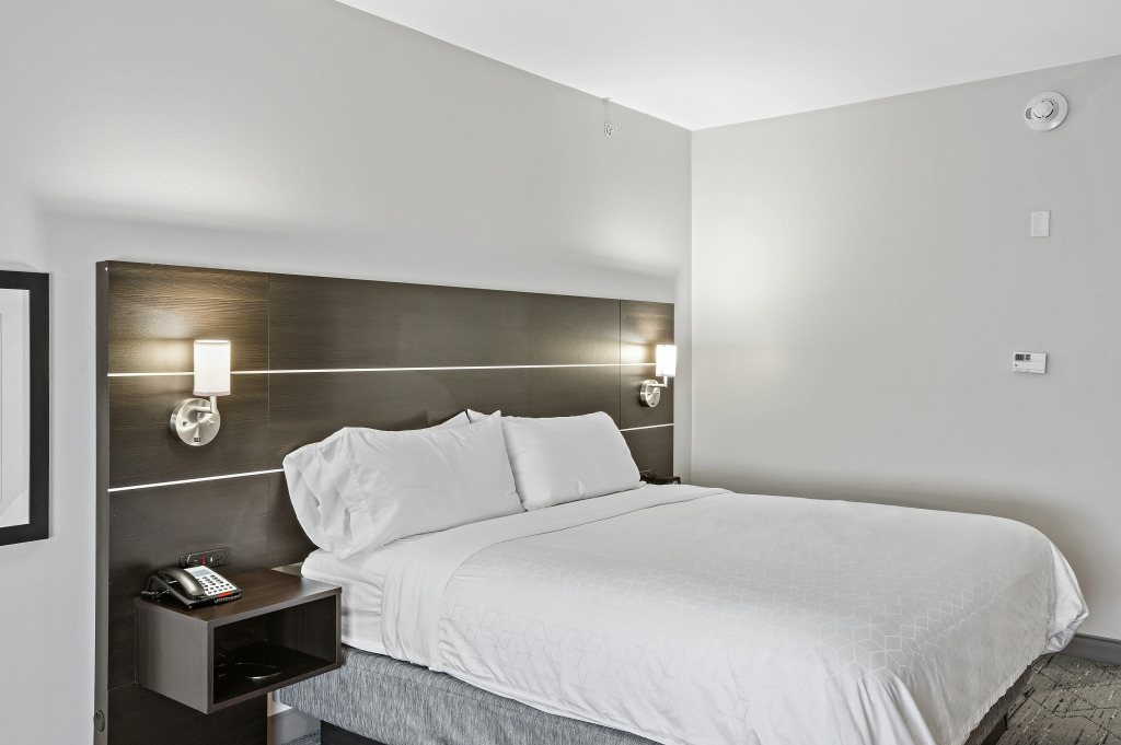 Holiday Inn Express & Suites White Hall by IHG