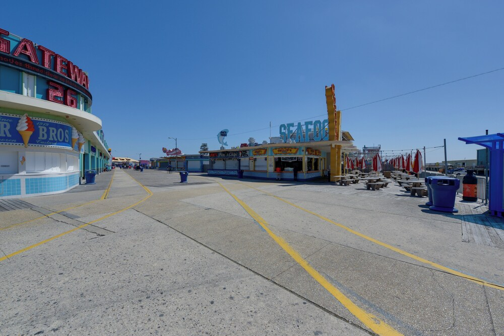 North Wildwood Condo w/ Pool, Walk to Boardwalk!
