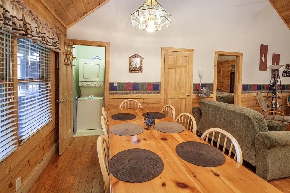 ER223 - Young's Hideaway Great Location - Close To Town! 4 Bedroom Cabin by RedAwning