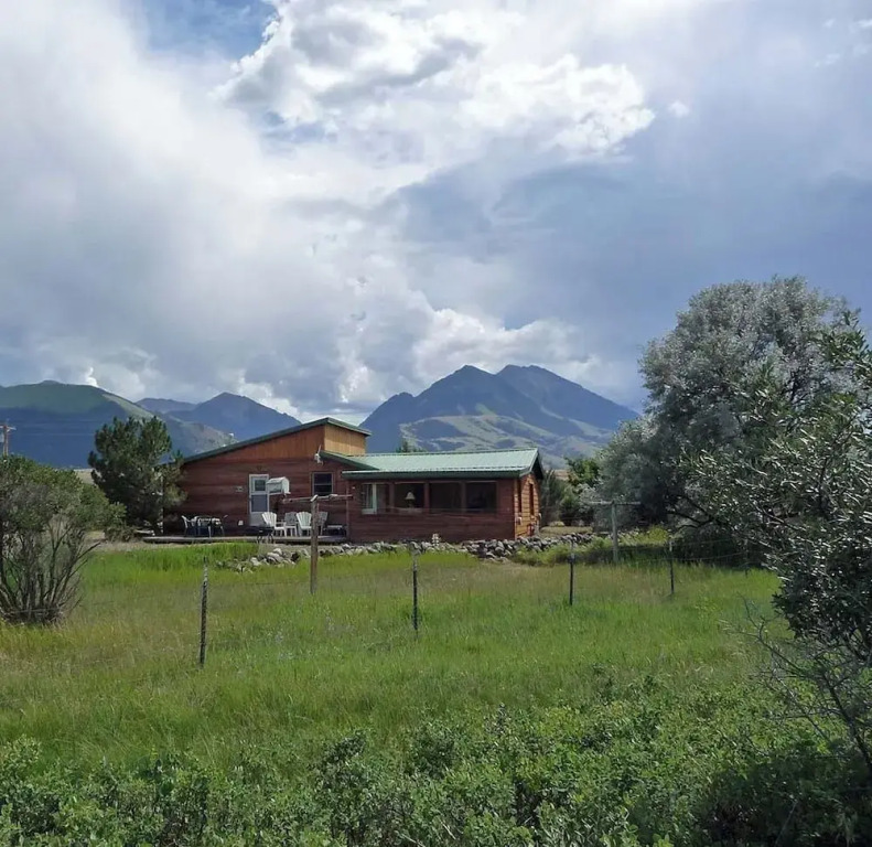 Emigrant Cabin on 10 Acres w/ BBQ & Peaceful Views
