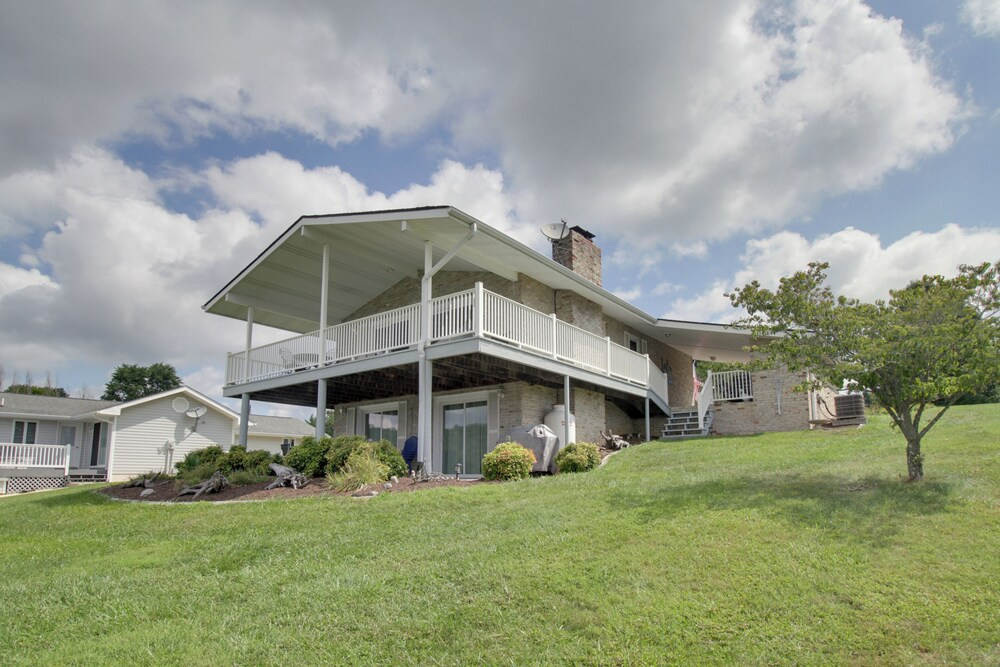 Lakefront Hiwassee Home w/ Private Dock & Deck!