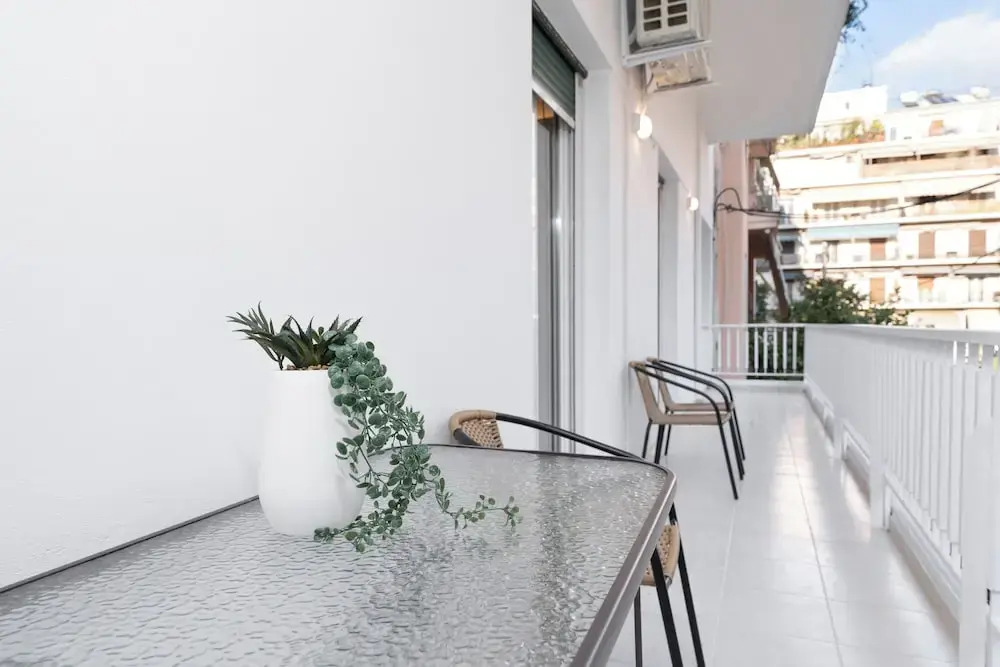 Spacious & Stylish Athens Apartment - Walk To Metro