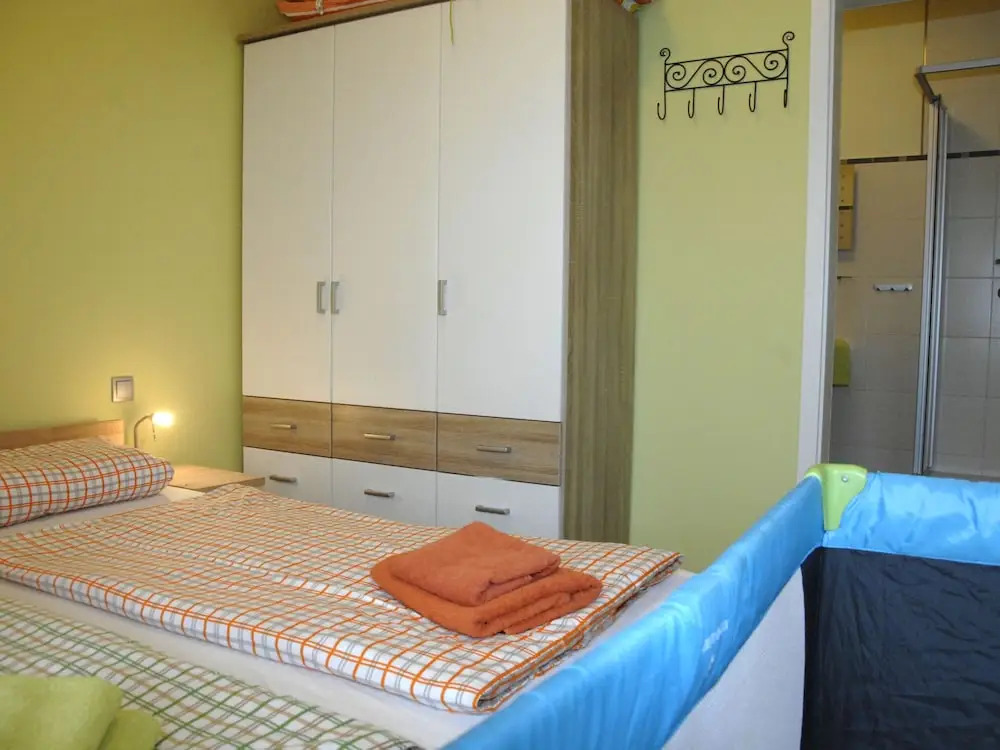 Beachside Apartment in Pepelow with Garden