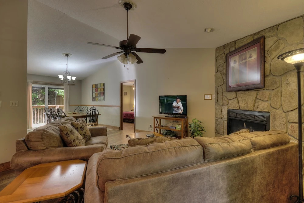 Bears Delight  320 - Three Bedroom Cabin