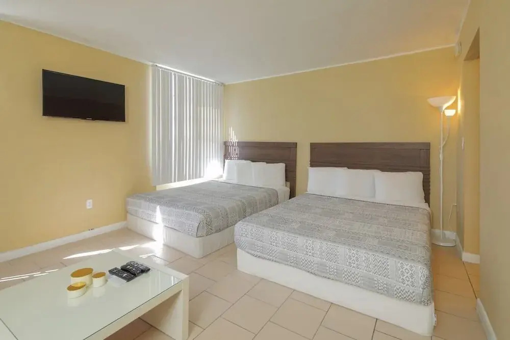 Gorgeous Studio/1bath, Miami Beach, 1 Block to the Ocean!