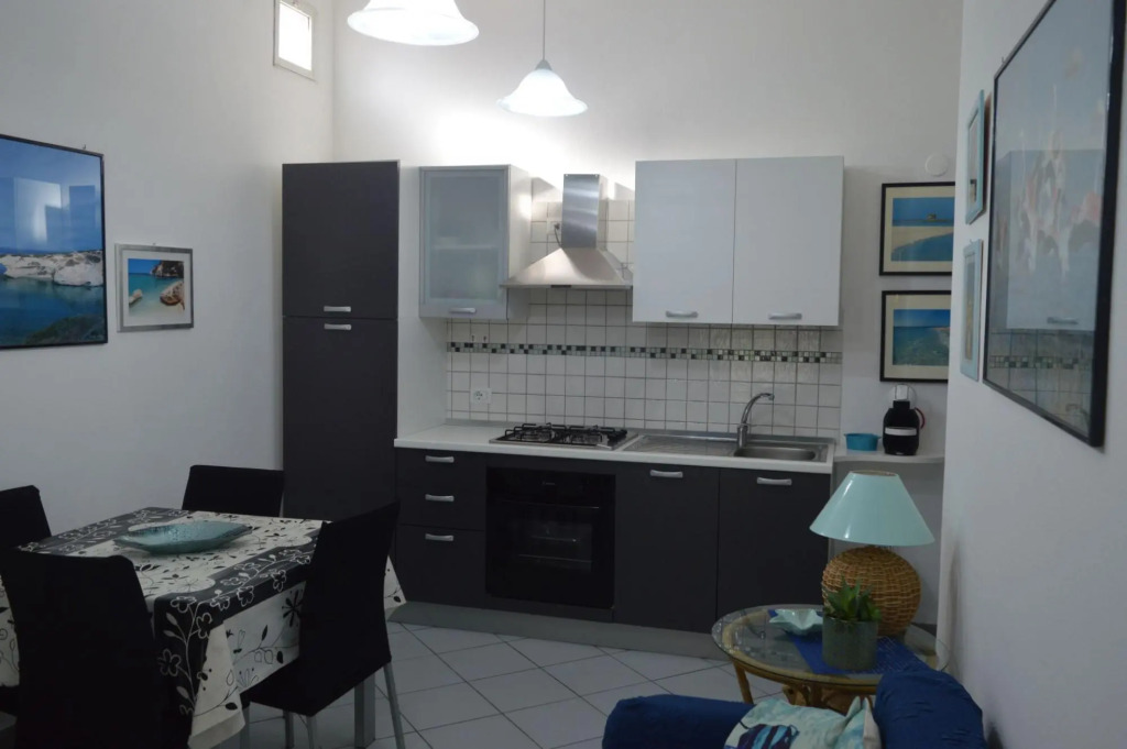 Holiday apartment in a small condominium 300 meters from the sea shore with sea view from the bedroo-Appartamento dei Gabbiani