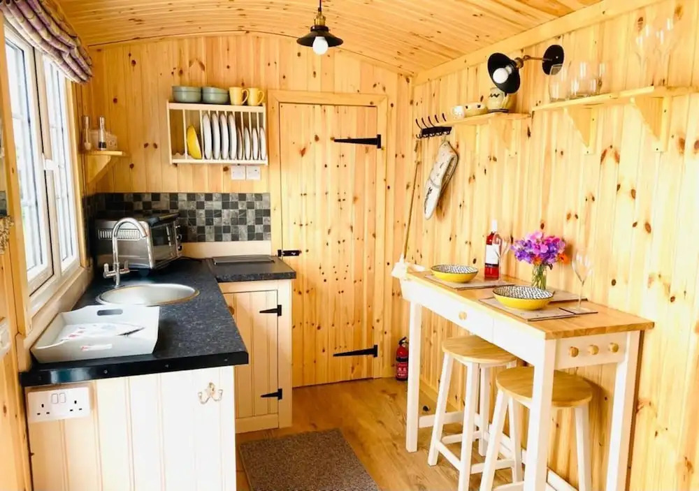 Woodhead Shepherds Hut - Sleeps 2 - Parking