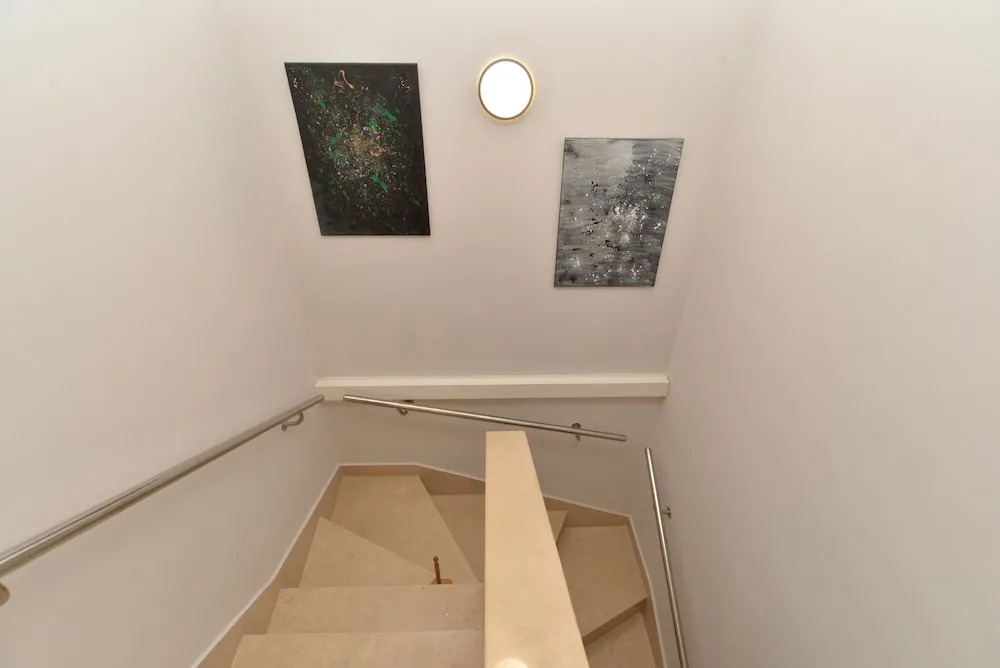 Apartment 843