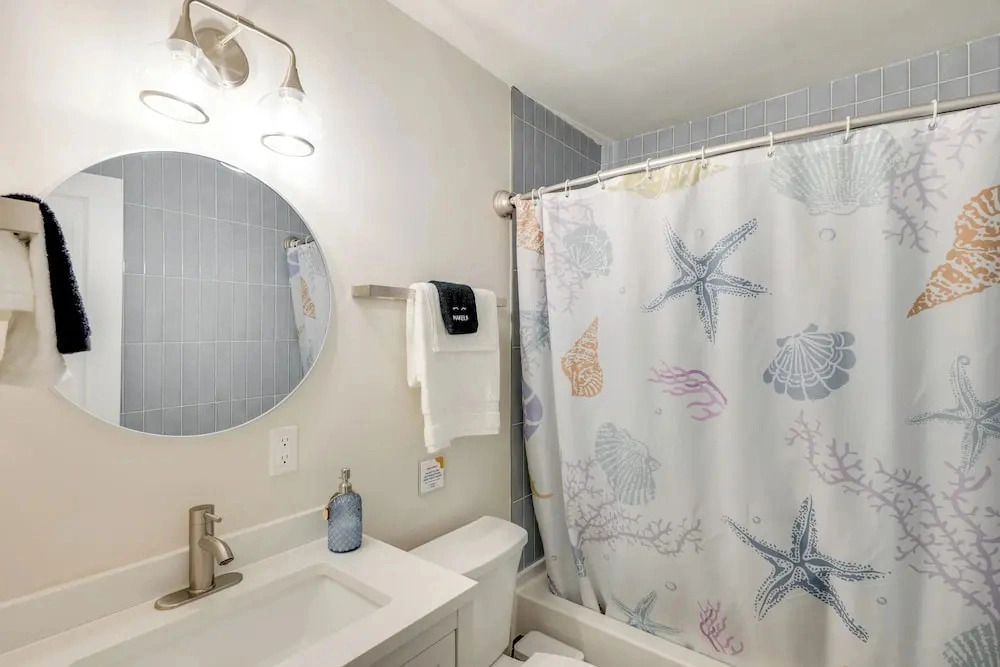 Mins to Beach & Mayo Clinic, Pet-friendly 4BR Home