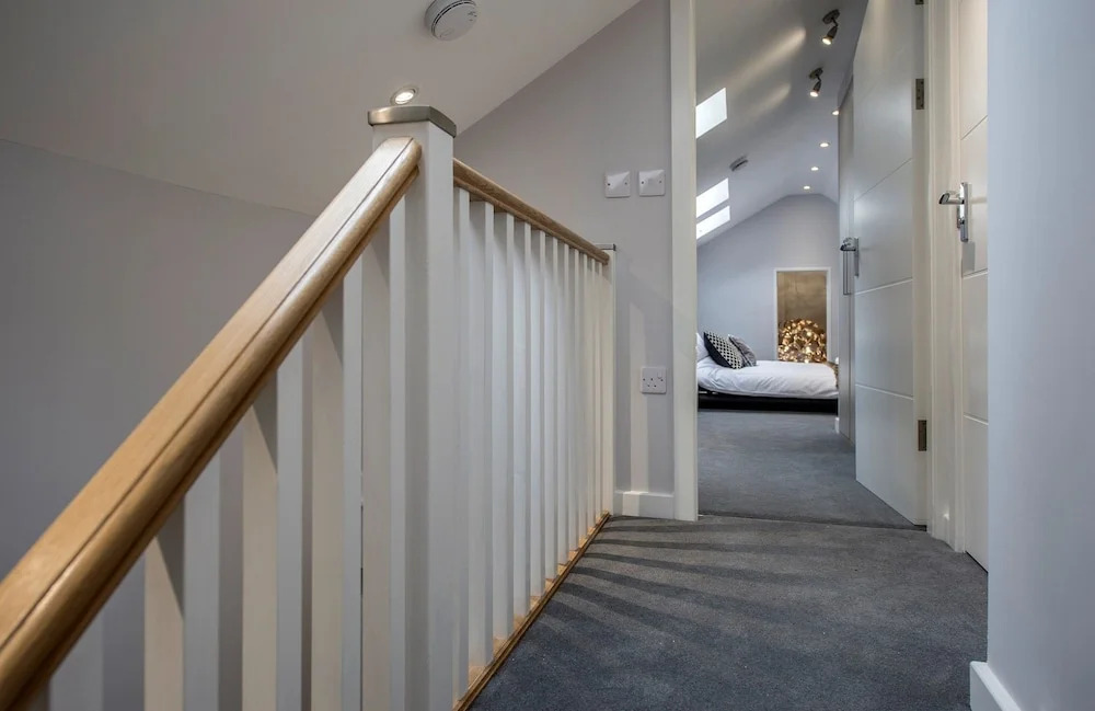 Modern, Stunning and Elegant 2 Bedroom Apt for 4