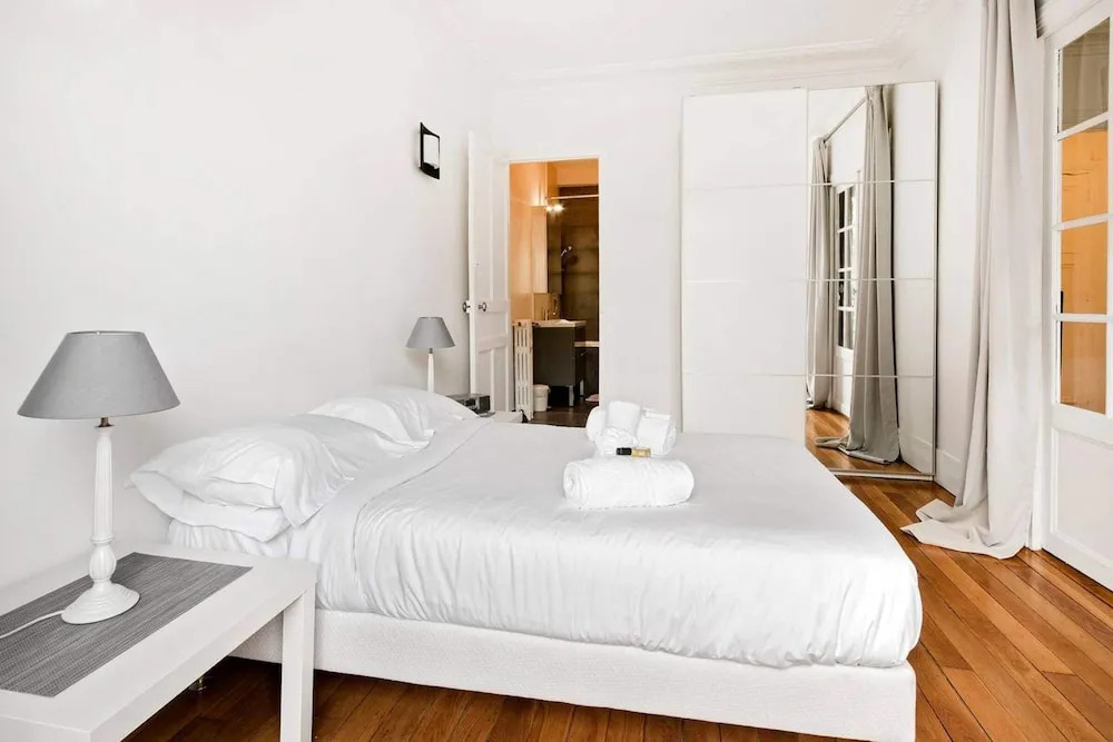 Bright Champerret Apartment Fits 4 in Paris 17th!