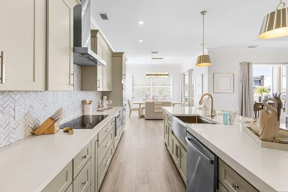 261/265 Canal Estates: 12br, Pools & Spas, Water Views 11 Bedroom Home