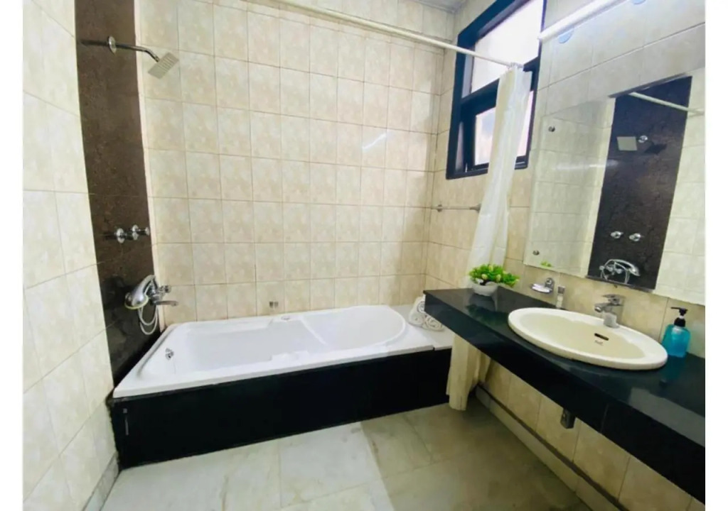BluO Studio - Defence Colony - BathTub, Balcony
