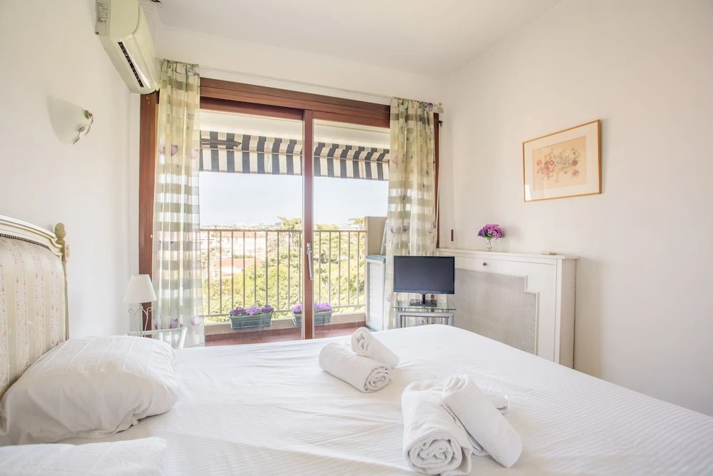 Large One BDRM flat A/C with fabulous Terrace Roof by Weekome