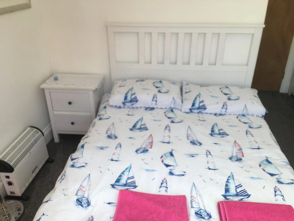SINGER HOUSE , IDEAL FOR LARGE FAMILYS & GRANDPARENTS ,LARGE GROUND FLOOR FLATS ,2 PRIVATE GARDENS ,2 BATHROOMS ,1 KITCHEN ,2 SEPERATE ENTRANCES ,interlocking doors between the flats ,3 double beds ,3 single beds , in front of PAIGNTON PIER , 3 CAR SPACES