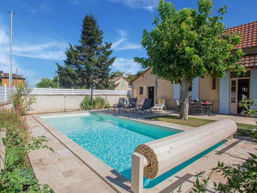 Cozy Bergerac Haven w Pool