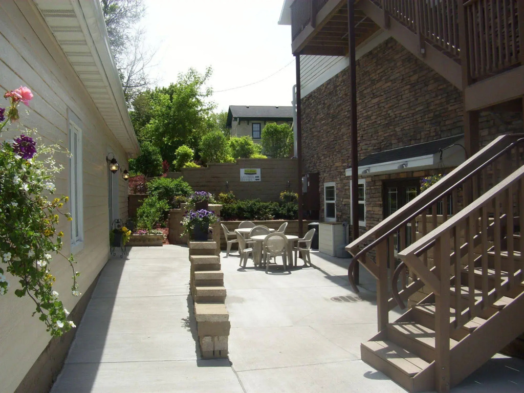 Price Pointe Inn