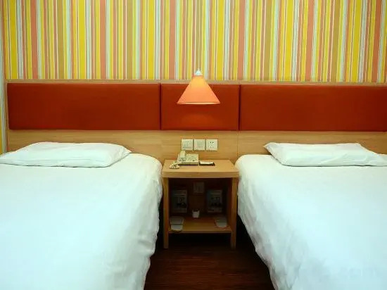Home Inn (Beijing International Exhibition Center Liufang Metro Station)