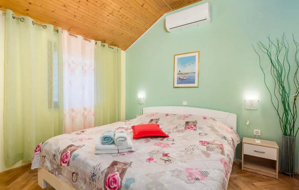 Stunning Apartment in Brsec With 1 Bedrooms and Wifi