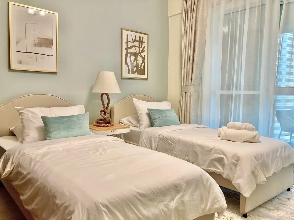 Whitesage - Lakefront Apartment Amidst Parks With Lake Access