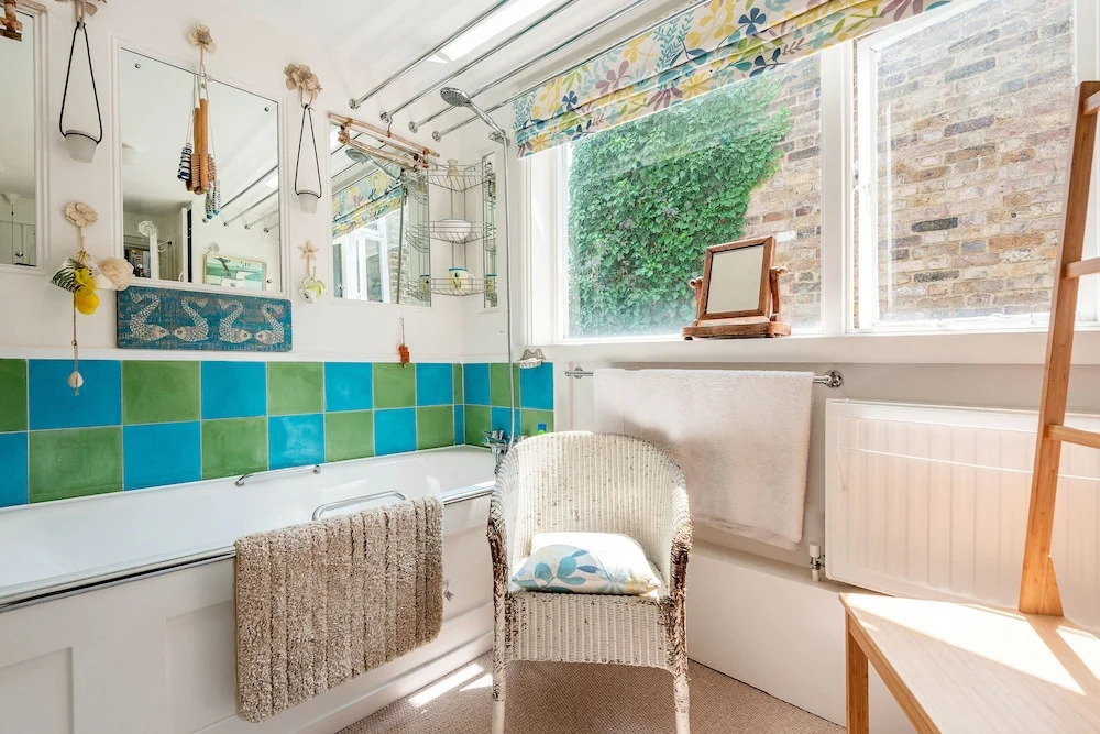 Enchanting Hammersmith Home Close to Shepherds Bush by Underthedoormat