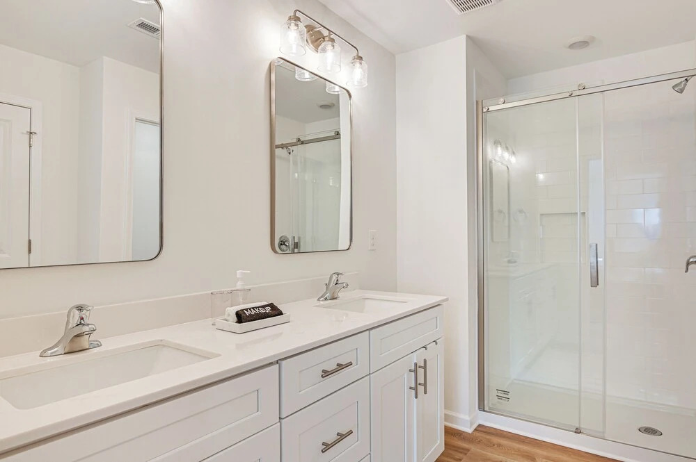 Charming Charlotte Townhome: 6 Mi to Downtown!