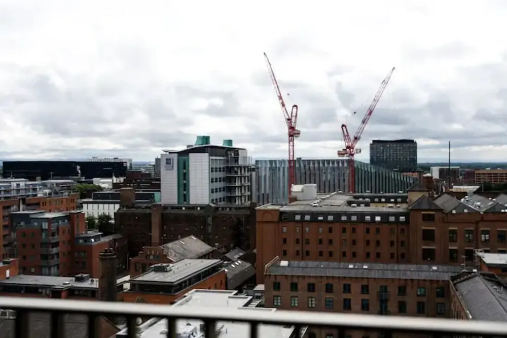 Modern 2 Bedroom Flat City Centre with Parking/Balcony
