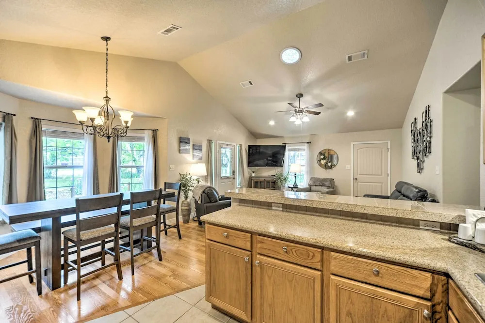 Cozy Canyon Lake Abode < 1 Mi to Boat Ramp!